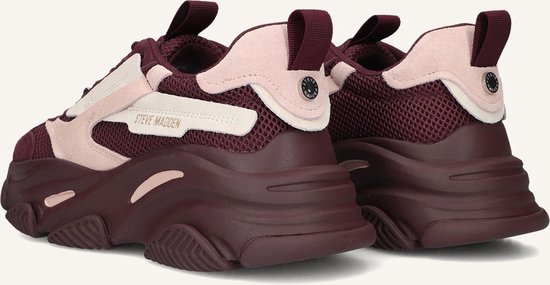 Achterkant van bordeauxrode en roze Steve Madden sneakers met een dikke zool.