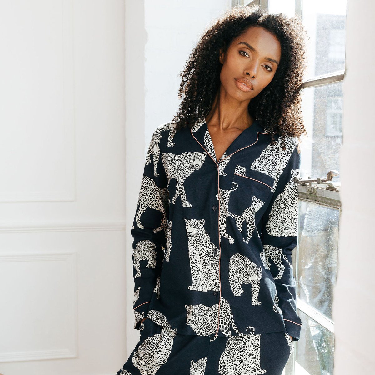 Chelsea Peers Zachte Doorknoop Pyjamaset met Luipaardprint – 100% Biologisch Katoen – Navy - Lange mouw