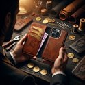 Een man houdt een bruin lederen telefoonhoesje open met kaarten en geld erin. Het hoesje is gegraveerd met een hondenkop en de naam 'Pulley'.