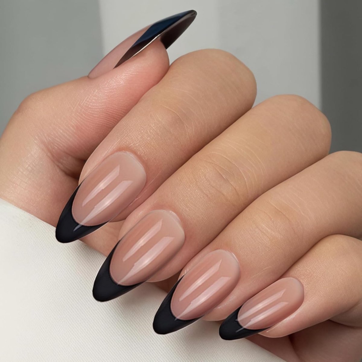 SnelShoppen - Press on Nails Zwart, 30 Stuks Franse Tip Korte Amandel Valse Nagels met Nagellijm, Herbruikbare Zachte Gel Hechtnagels, Elegante Set vo