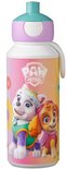 Gobelet Mepal avec image Paw Patrol d'Everest et Skye. Blanc avec des couleurs rose, orange et jaune. Bec vert et couvercle violet.