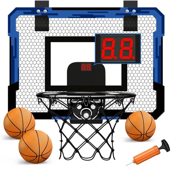 Blauwe basketbalring met wit net, digitaal scorebord en drie oranje basketballetjes met oranje pomp.