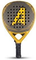 Gouden padelracket met zwart carbonpatroon en gele "A". Op een witte achtergrond.