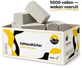 Doos met 5000 vellen lichtgrijze, gerecyclede papieren handdoekjes.