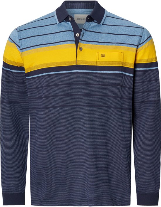 Een gestreept poloshirt met lange mouwen. Het shirt is marineblauw met brede gele en lichtblauwe strepen op de borst en armen. Een borstzak is zichtbaar.