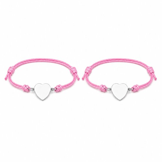 Twee babyroze koordarmbanden met een zilverkleurig hartje, op witte achtergrond.
