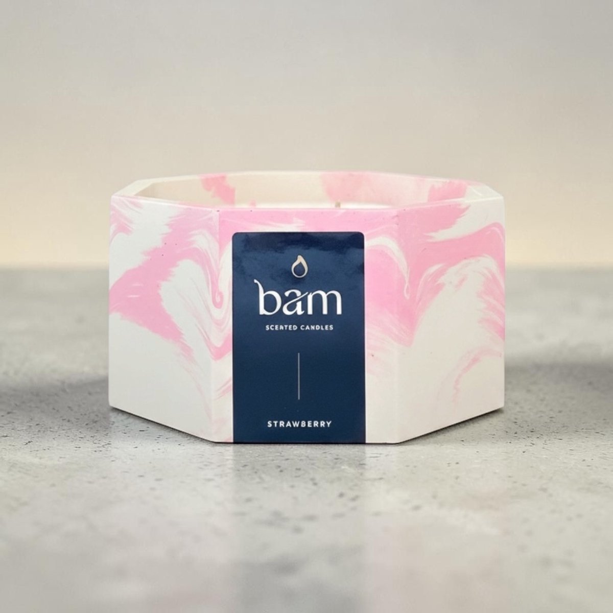 BAM geurkaars STRAWBERRY – roze gemarmerd 8-hoekig potje met 4 wieken