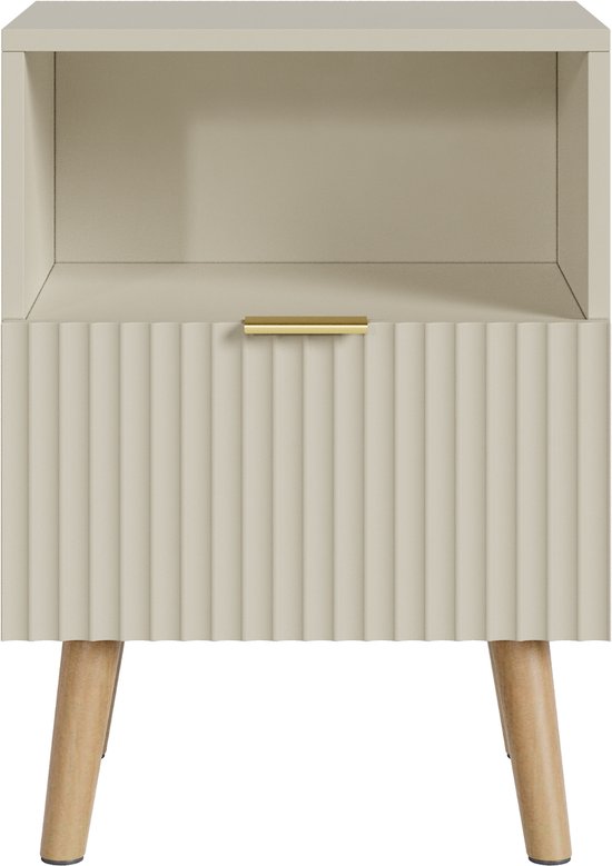 Lichtbruin nachtkastje met open vak, een geribbelde ladefront met gouden handvat en houten pootjes.