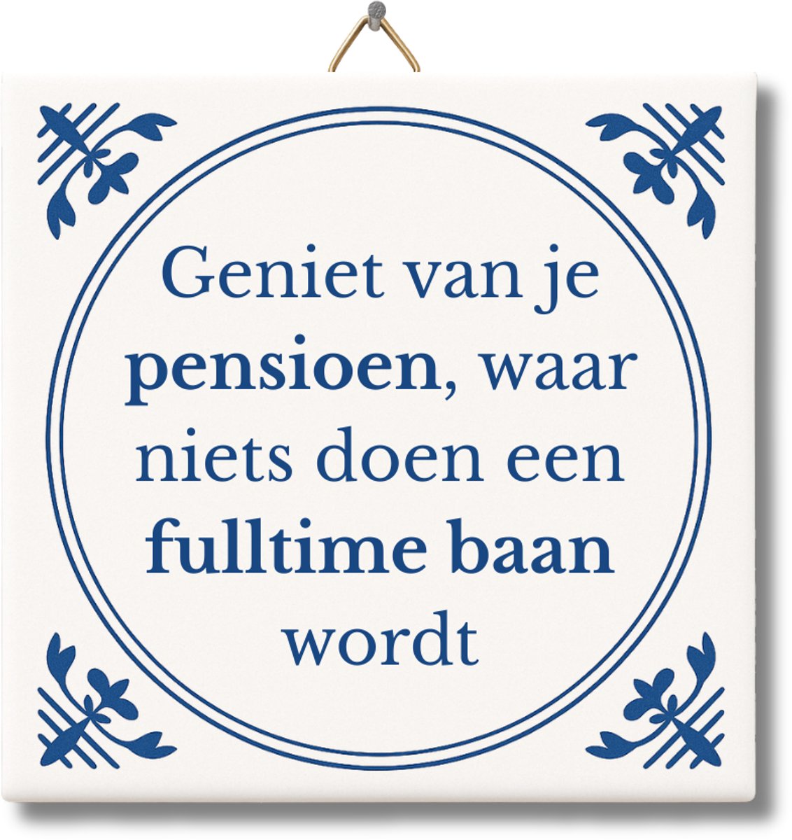 Tegeltje met Tekst van NietMokken® – Geniet van je pensioen, waar niets doen een fulltime baan wordt – Pensioen Cadeau voor collega, man of vrouw – Grappig Tegeltje met ophanghaakje – Premium verpakking, gratis viltje en ansichtkaart – Glossy