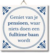 Tegeltje met Tekst van NietMokken® – Geniet van je pensioen, waar niets doen een fulltime baan wordt – Pensioen Cadeau voor collega, man of vrouw – Grappig Tegeltje met ophanghaakje – Premium verpakking, gratis viltje en ansichtkaart – Glossy