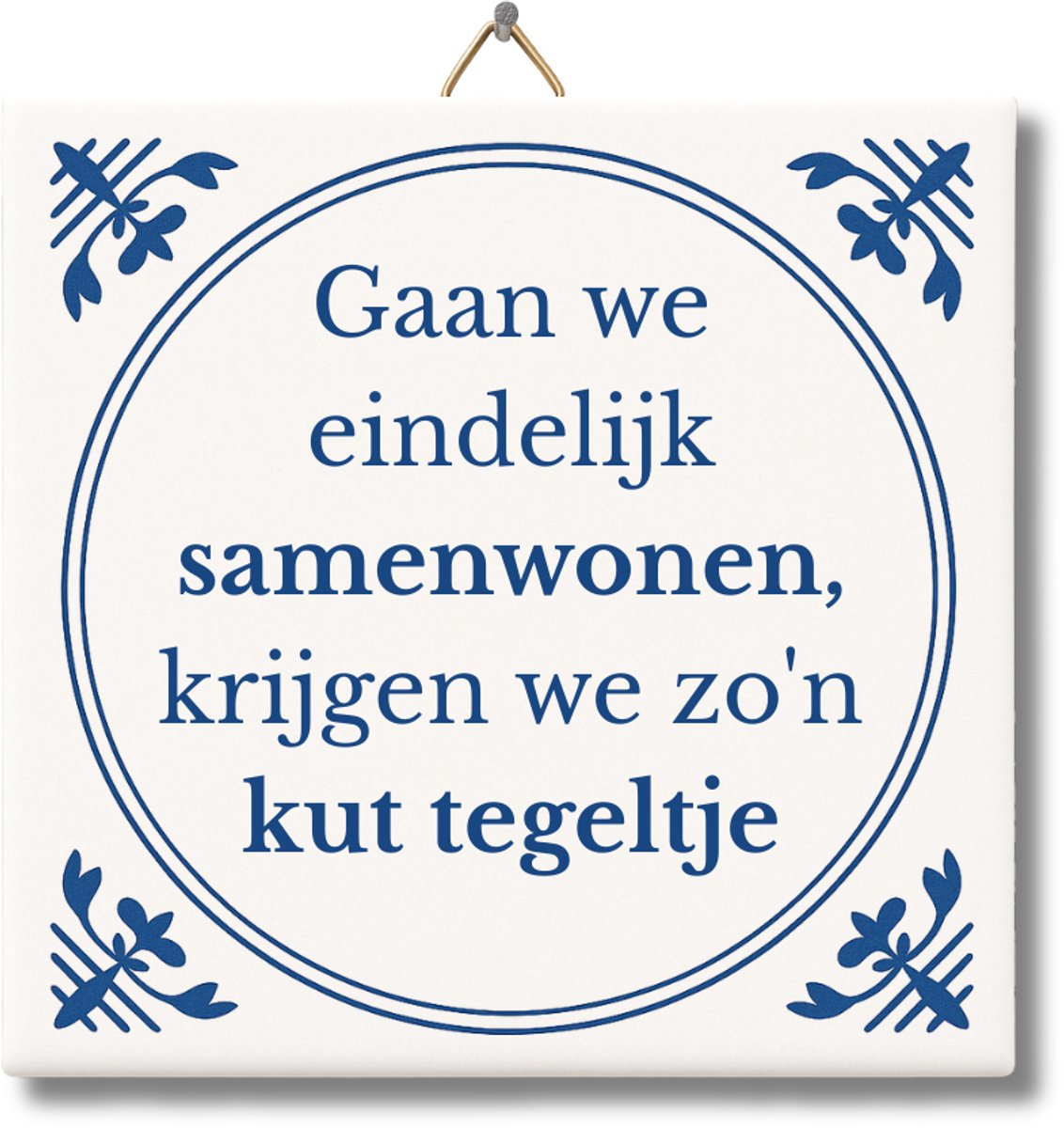 Tegeltje met Tekst van NietMokken® – Gaan we eindelijk samenwonen, krijgen we zo'n kut tegeltje – Cadeau Samenwonen – Grappig Tegeltje met ophanghaakje – Premium verpakking, gratis viltje en ansichtkaart – Glossy