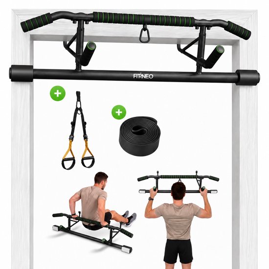Zwarte multifunctiestang met groene handgrepen, bevestigd aan een deurpost. Naast de stang hangen een suspension trainer en een zwarte weerstandsband.