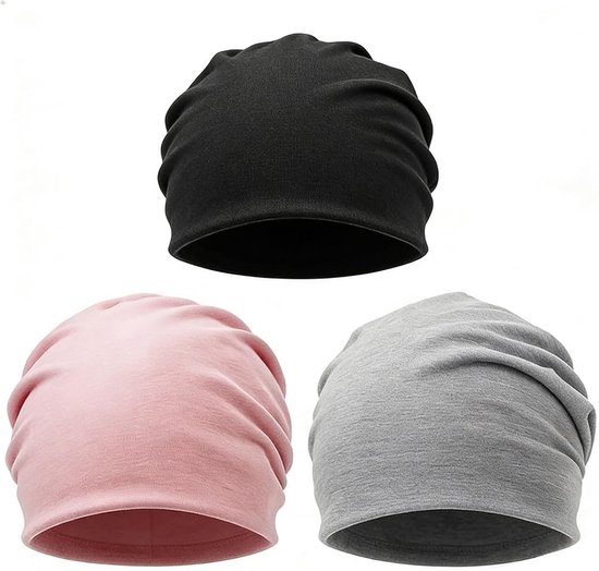 Trois bonnets slouchy noirs, roses et gris, présentés séparément sur fond blanc.
