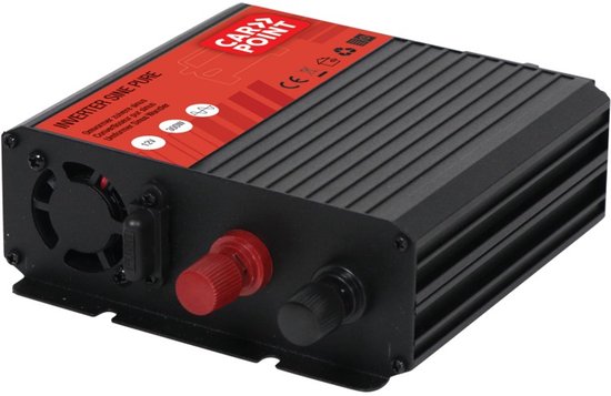 Zwarte Carpoint omvormer met rode en zwarte accuklemmen. Ventilatierooster aan de zijkant.
