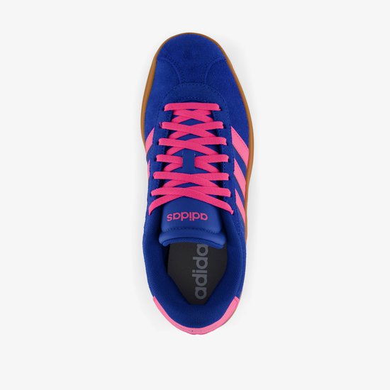 Bovenaanzicht van een blauwe Adidas VL Court Bold damessneaker met roze veters, roze strepen en een bruine zool.