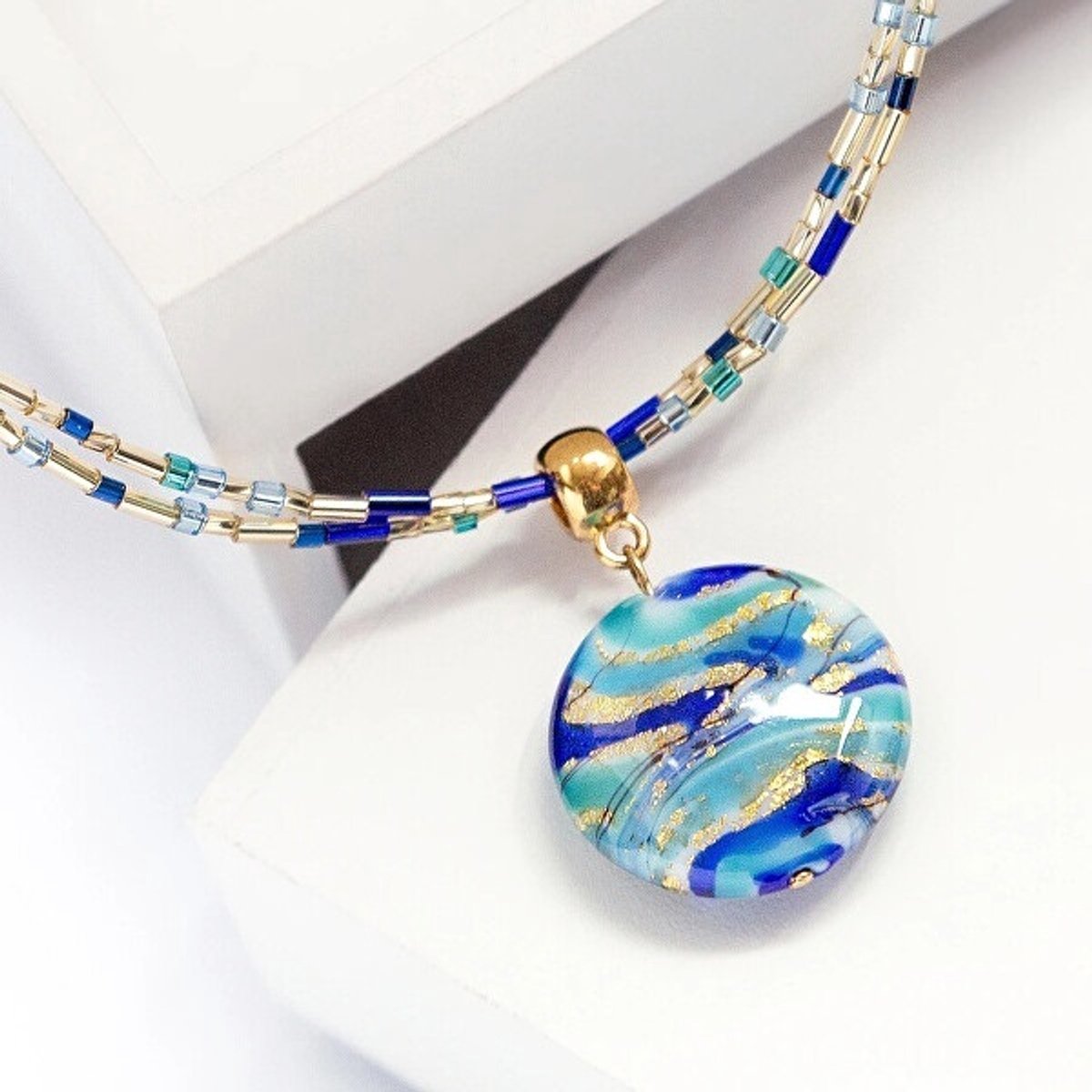 LAMPGLAS NP6 GOUDEN KETTING MET BLAUWE HANGER 1 STUK