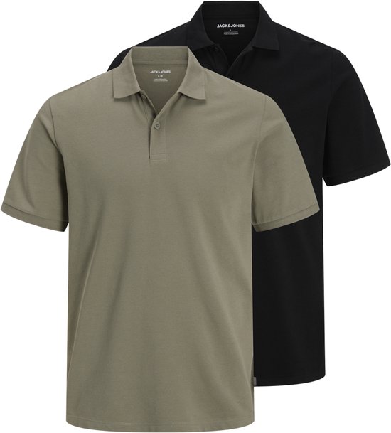 Twee Jack & Jones poloshirts, één kaki en één zwart, op zwarte achtergrond.