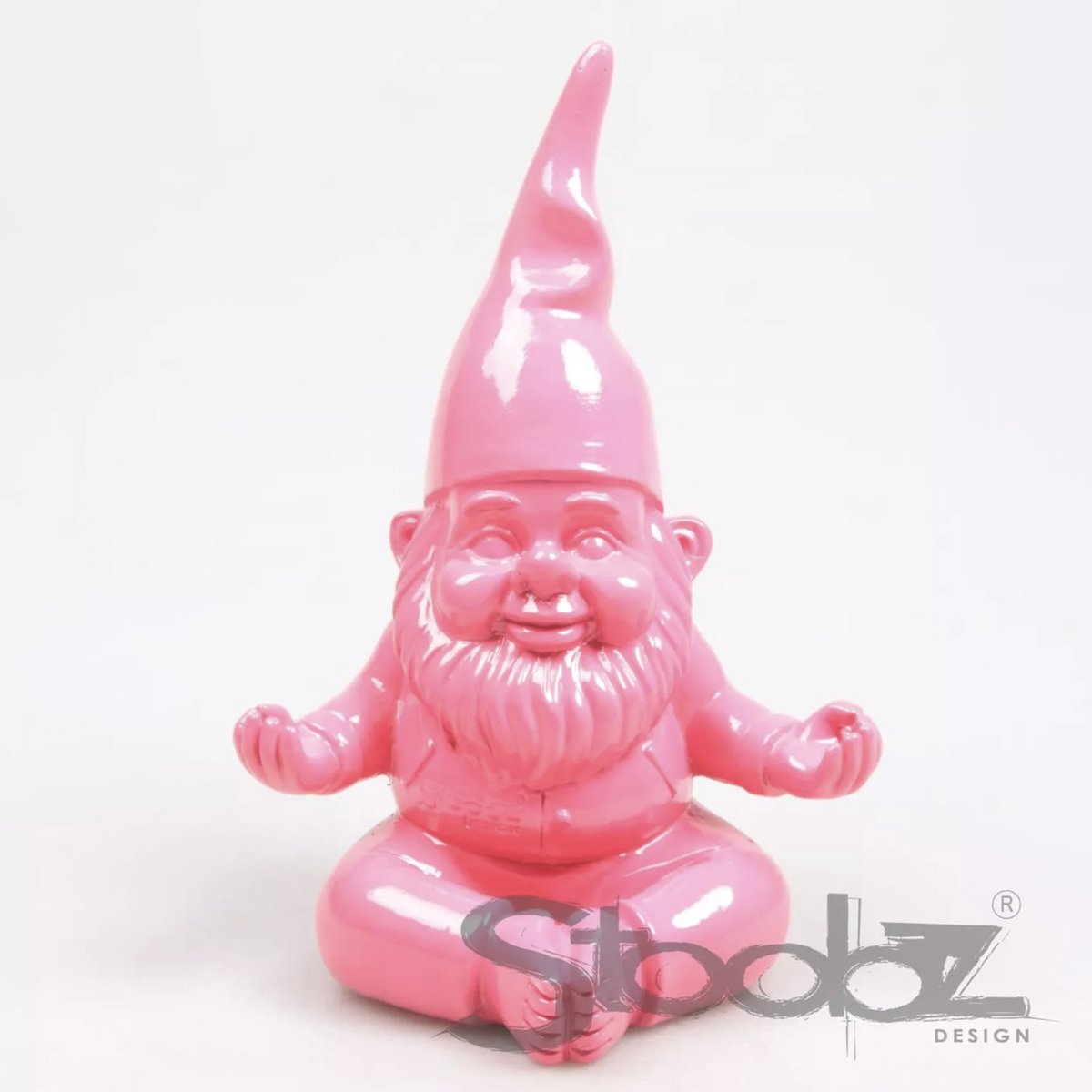 Stoobz yoga kabouter fuchsia 20 cm – yogakabouter – decoratief beeldje – grappige tuindecoratie
