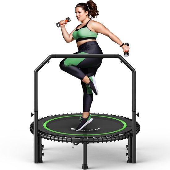 Vrouw in sportkleding traint op een zwarte trampoline met groene rand en handvat, met dumbbells.