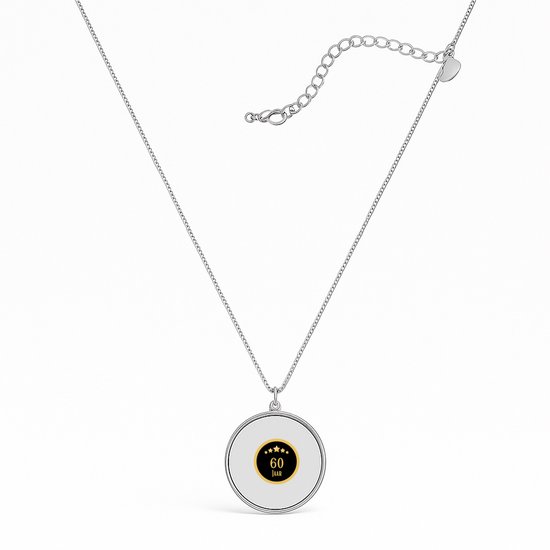 Zilverkleurige ketting met ronde hanger, met '60 Jaar' en 5 sterren.