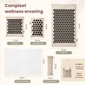 Afmetingen Jaraleesa acupressuur set: mat 72x42cm, hoofdkussen 40x25cm, voetmat 37x42cm, lendekussen 40x17cm, katoenen deken 113x72cm.