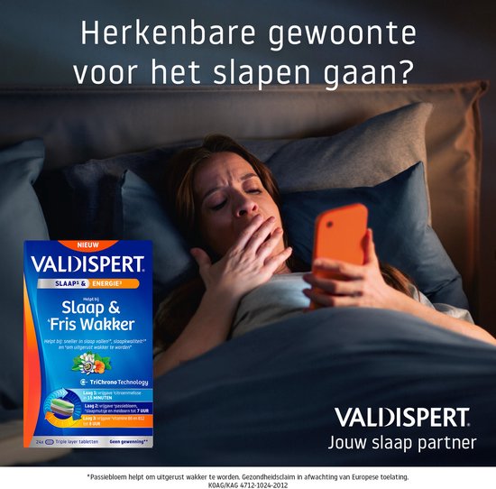 Vrouw gaapt in bed, houdt smartphone vast. Verpakking van Valdispert Slaap & Fris wakker ernaast. Tekst: Valdispert, jouw slaappartner.