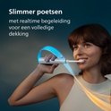 Vrouw poetst haar tanden met een zilverkleurige Philips Sonicare tandenborstel, met blauwe en oranje lichtstralen die poetsdekking aangeven.