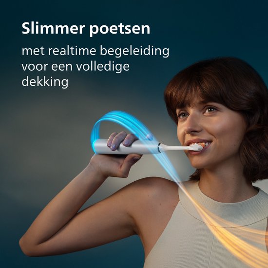 Vrouw poetst haar tanden met een zilverkleurige Philips Sonicare tandenborstel, met blauwe en oranje lichtstralen die poetsdekking aangeven.