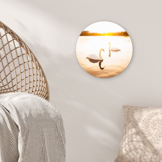 Deux cygnes nagent dans l'eau pendant un coucher de soleil lumineux Assiette en plastique cercle mural Ø 30 cm - impression photo sur cercle mural / cercle vivant (décoration murale)