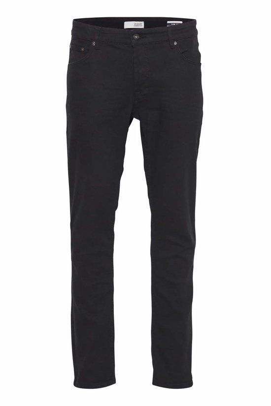 Zwarte jeans, voorkant. Effen kleur met knoop- en ritssluiting.