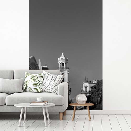 Behang - Fotobehang Uitsnede van hoog gebouw in Dominicaanse Republiek in zwart-wit - Breedte 225 cm x hoogte 350 cm