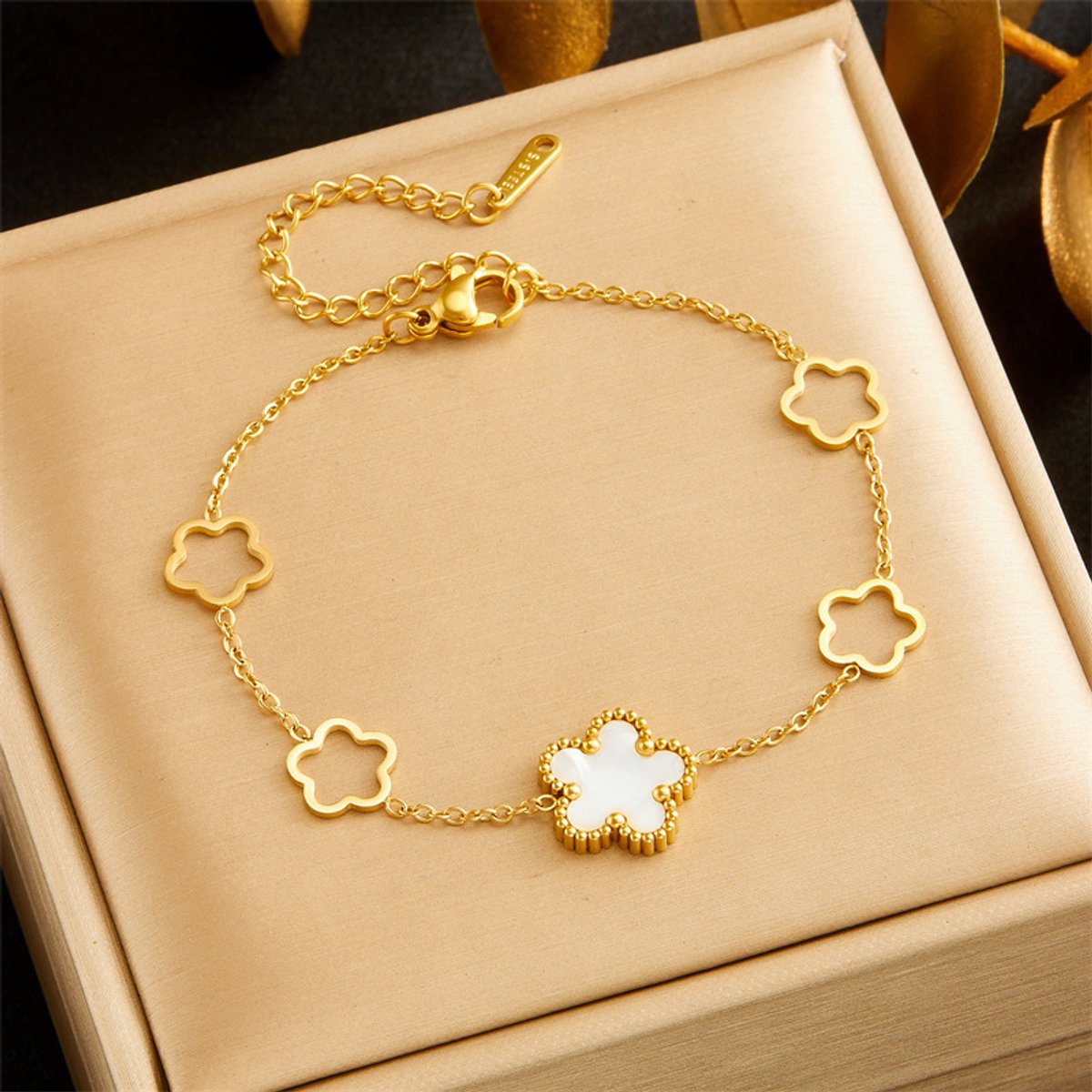 Glintweave – Roestvrijstalen Armband met Holle Bloemen en Witte Hanger – 18K Verguld – Dames – Goud/Wit