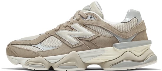 Beige New Balance 9060 dames sneaker, gezien vanaf de buitenkant.