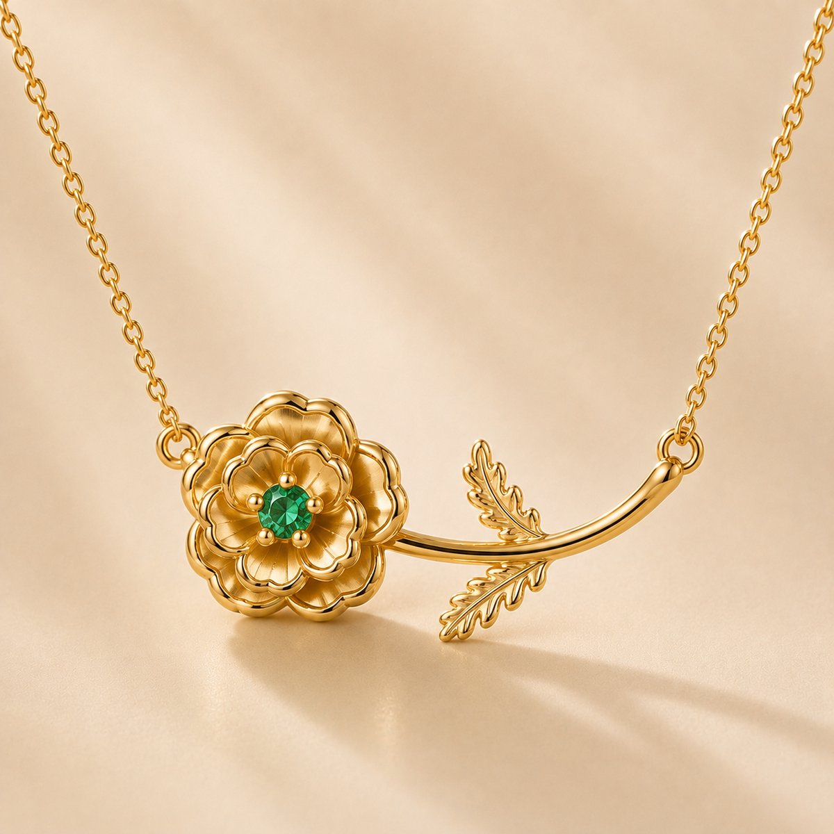 Maevi® Ketting met Geboortebloem & Geboortesteen - Kleur: Goud - Maand: Augustus - Roestvrijstaal / RVS / Stainless Steel - Hoge Kwaliteit - Verkleurt niet - Incl. Luxe Verpakking - Cadeau Dames / Moeder / Mama - Kraamcadeau / Geboortecadeau