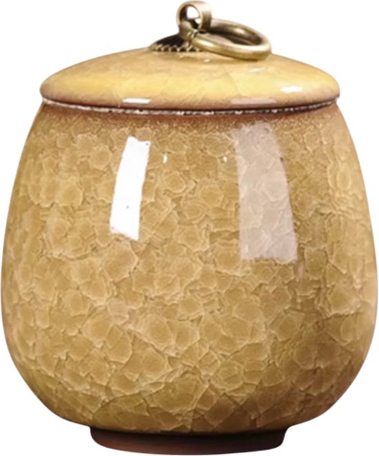 Geel keramiek urn met craquelé glazuur en gouden handvat, op witte achtergrond.
