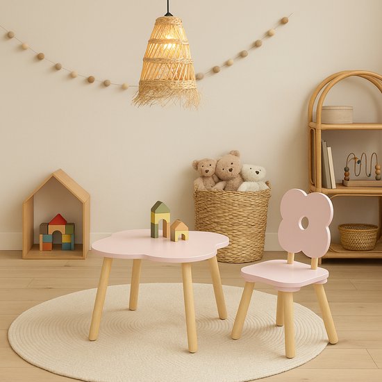 Hanglamp van natuurlijk rotan boven een roze kindertafel en stoel in een lichte kinderkamer
