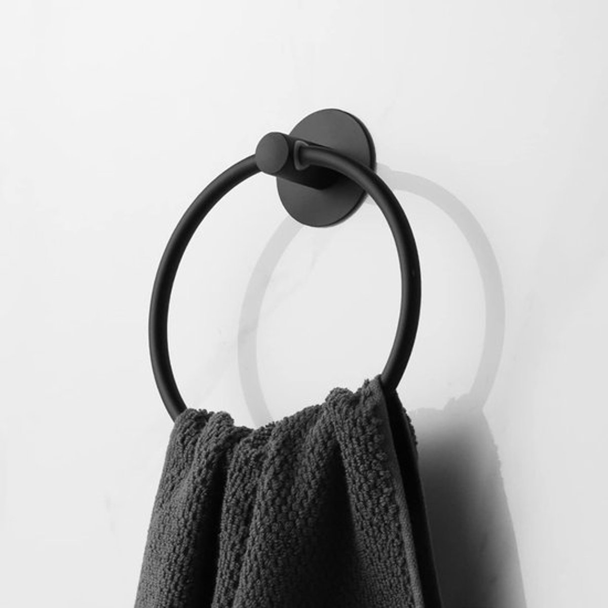 Handdoekhouder - Zelfklevende handdoekring - Wandmontage - Mat zwart - Roestvrij staal - Geschikt voor keuken en badkamer - 18 cm