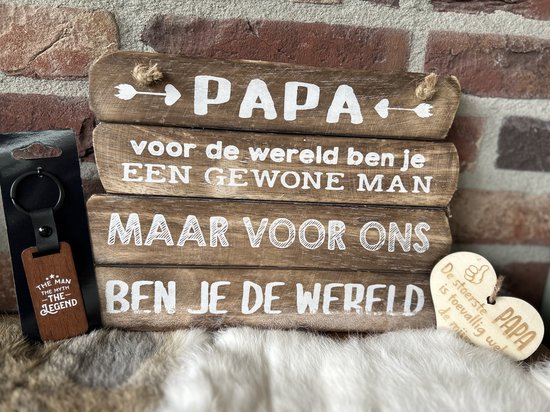 Panneau en bois avec le texte 'PAPA, pour le monde tu es un homme ordinaire, mais pour nous tu es le monde'. Avec porte-clés et cœur.