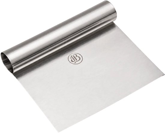 Een roestvrijstalen deegschraper met een gebogen rolhandvat en het JB-logo op het stalen blad, op een zwarte achtergrond.