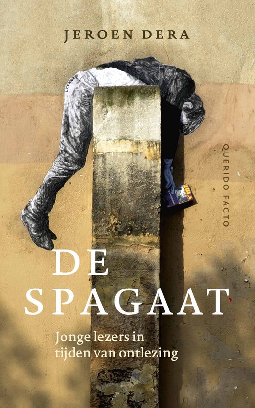 Boekomslag met de tekst 'De Spagaat' en 'Jonge lezers in tijden van ontlezing'. Een afbeelding toont een persoon die over een muur hangt.