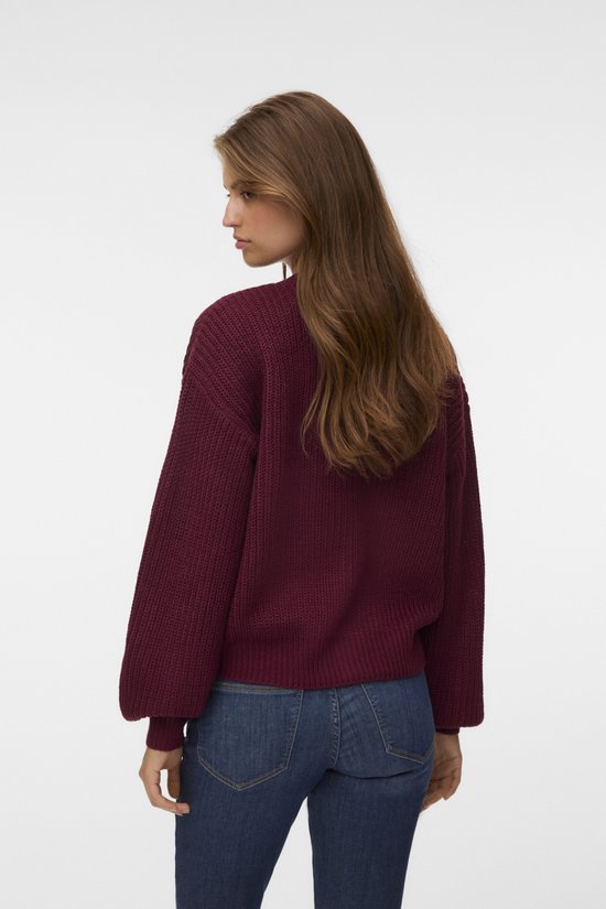 Model draagt bordeauxrode gebreide cardigan met ballonmouwen, rug zichtbaar.