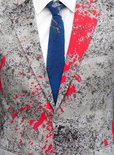 Detail van een grijs OppoSuits Zombiac kostuum met rode verfspatten en een blauwe das.