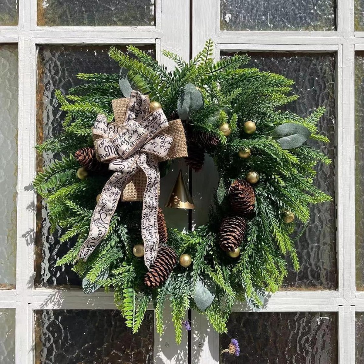 Kerstkrans voor Voordeur met Dennenappels en Belletjes - Landelijke Kunstmatige Kerstkrans voor Binnen en Buiten - Feestelijke Decoratie voor Huis en Feesten – foto 3