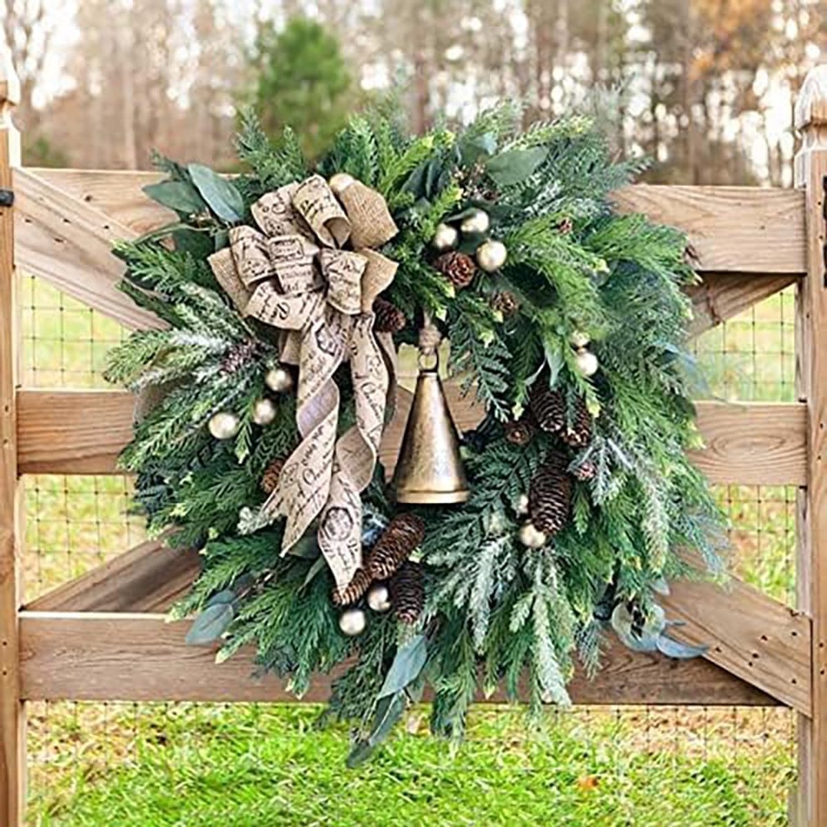 Kerstkrans voor Voordeur met Dennenappels en Belletjes - Landelijke Kunstmatige Kerstkrans voor Binnen en Buiten - Feestelijke Decoratie voor Huis en Feesten – foto 4