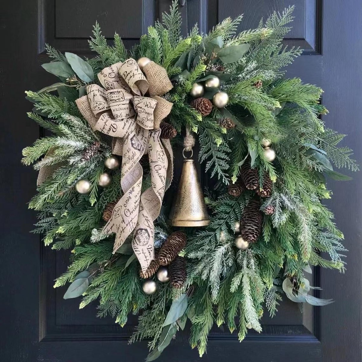Kerstkrans voor Voordeur met Dennenappels en Belletjes - Landelijke Kunstmatige Kerstkrans voor Binnen en Buiten - Feestelijke Decoratie voor Huis en Feesten