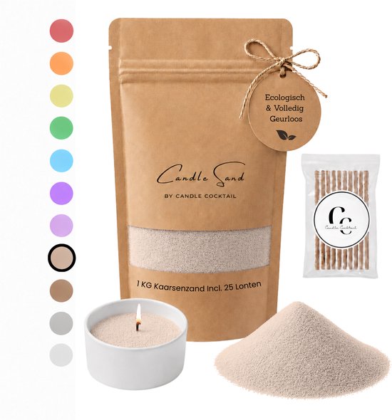Verpakking Candle Sand 1kg beige, 25 lonten, zakje lonten en een brandende kaars in witte pot.