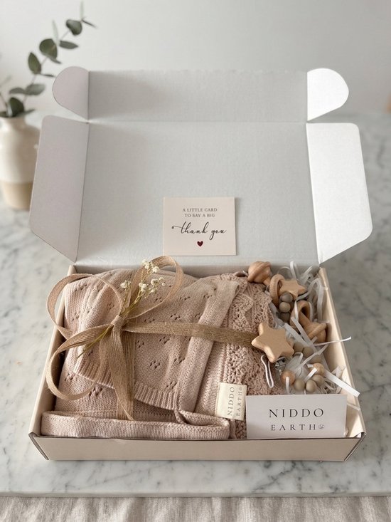 Niddo Earth Kraamcadeauset - Gebreide Katoenen Wikkeldeken 80x100 cm, Muts, Rammelaar & Speenkoord - Beige — afbeelding 3