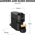 Zwarte Nespresso Vertuo Pop koffiemachine met waterreservoir en een glas koffie. Afmetingen getoond.