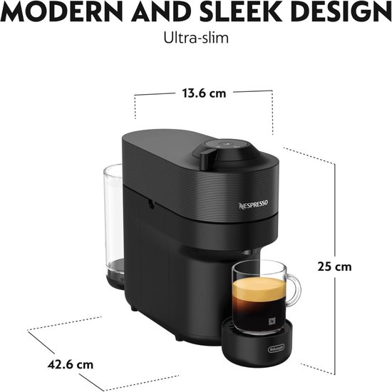 Zwarte Nespresso Vertuo Pop koffiemachine met waterreservoir en een glas koffie. Afmetingen getoond.
