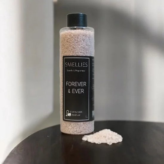 Fles met fijne, lichtbruine korrels met label "SMELLIES Scents & Happiness FOREVER & EVER STOFZUIGER PARFUM".